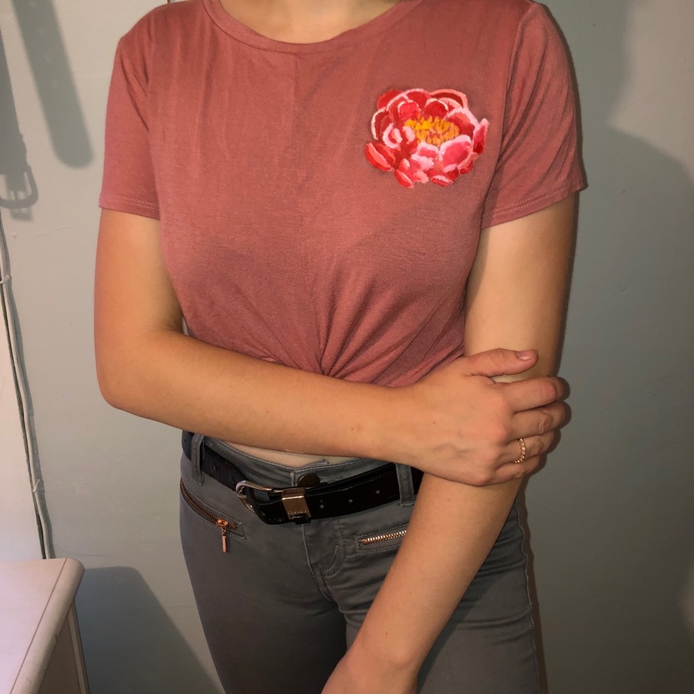 pink crop top w a painted flower on it